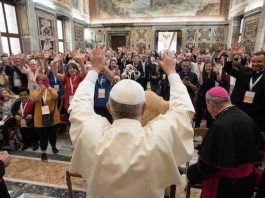 El Papa saluda amb les seves mans aixecades, amb un gran aplaudiment...!